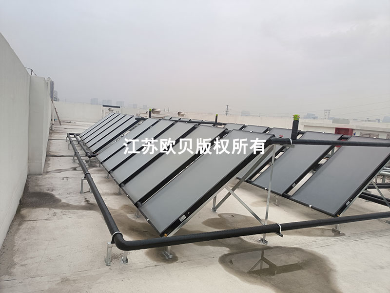 消防站平板太陽能和燃?xì)忮仩t組合熱水工程